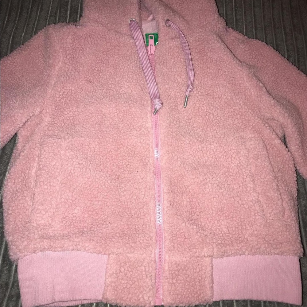 Pink fur zip up hoodie 🌸
Size: m 
Price: $20